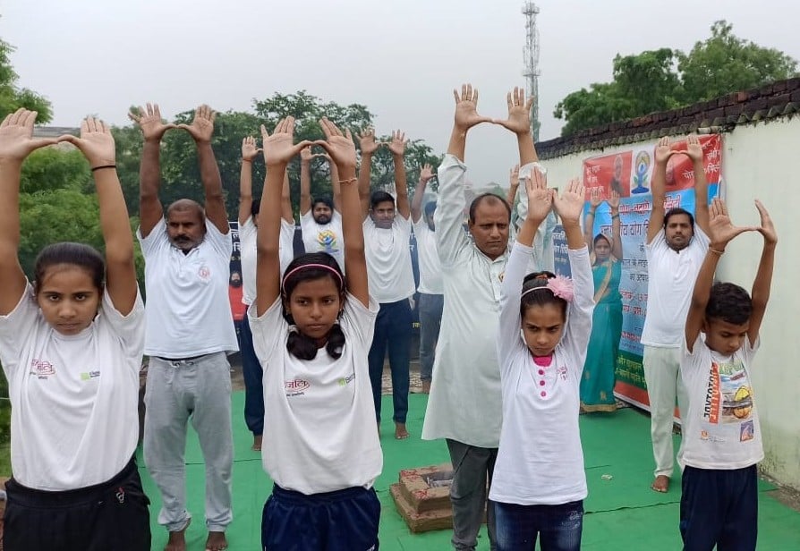 12- पंचहटिया में विश्व योग दिवस के मौके पर योगा करते बच्चे।