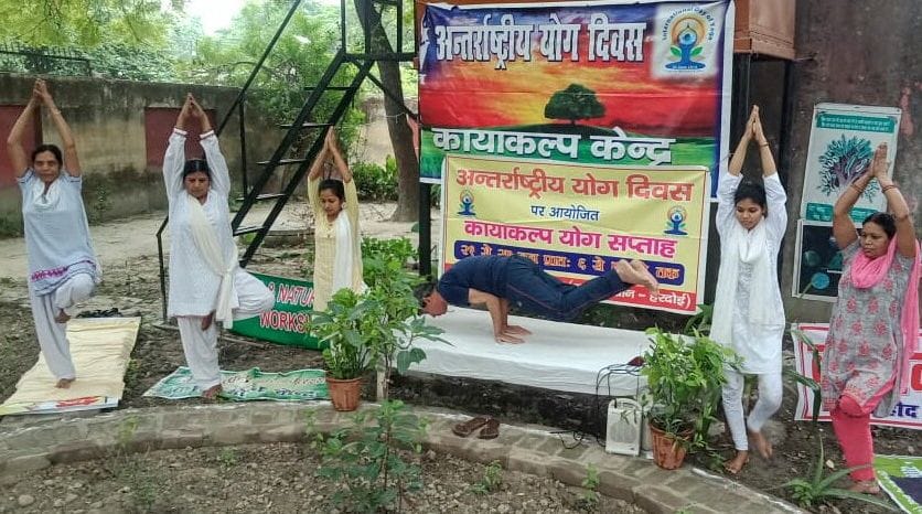 फोटो-15- कायाकल्प केंद्र में योगा करते नेचरोपैथ डॉ. राजेश मिश्रा।