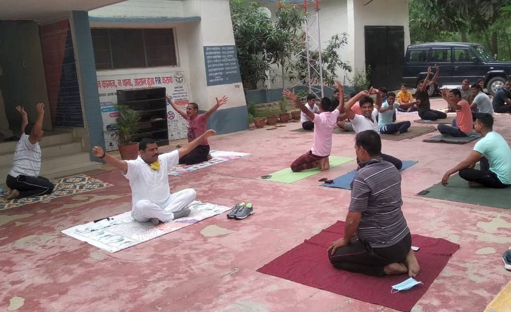 फोटो-20- माधौगंज थाने में योग करते एसओ धर्मेंद्र सिंह व पुलिसकर्मी। संवाद फोटो-20- माधौगंज थाने में योग करते एसओ धर्मेंद्र सिंह व पुलिसकर्मी। संवाद