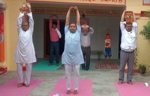 फोटो-29- संडीला आर्य समाज मंदिर परिसर में योग करते लोग। संवाद फोटो-29- संडीला आर्य समाज मंदिर परिसर में योग करते लोग। संवाद