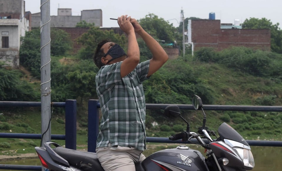 34- सद्भवाना पुल पर से सुर्य ग्रहण की तस्वीर मोबाईल से खींचता बाईक सवार व्यक्ति। 34- सद्भवाना पुल पर से सुर्य ग्रहण की तस्वीर मोबाईल से खींचता बाईक सवार व्यक्ति।