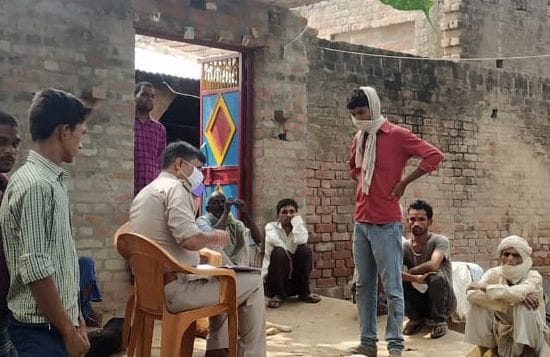 फोटो-35- मृतक के परिजनों से जानकारी लेती पुलिस। संवाद फोटो-35- मृतक के परिजनों से जानकारी लेती पुलिस। संवाद