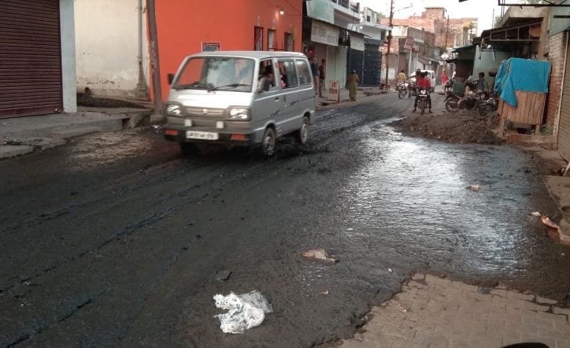फोटो-7-आलूथोक स्थित हिंदी पाठशाला के निकट सड़क पर छितरी सिल्ट से गुजरने को विवश वाहन सवार। संवाद फोटो-7-आलूथोक स्थित हिंदी पाठशाला के निकट सड़क पर छितरी सिल्ट से गुजरने को विवश वाहन सवार। संवाद