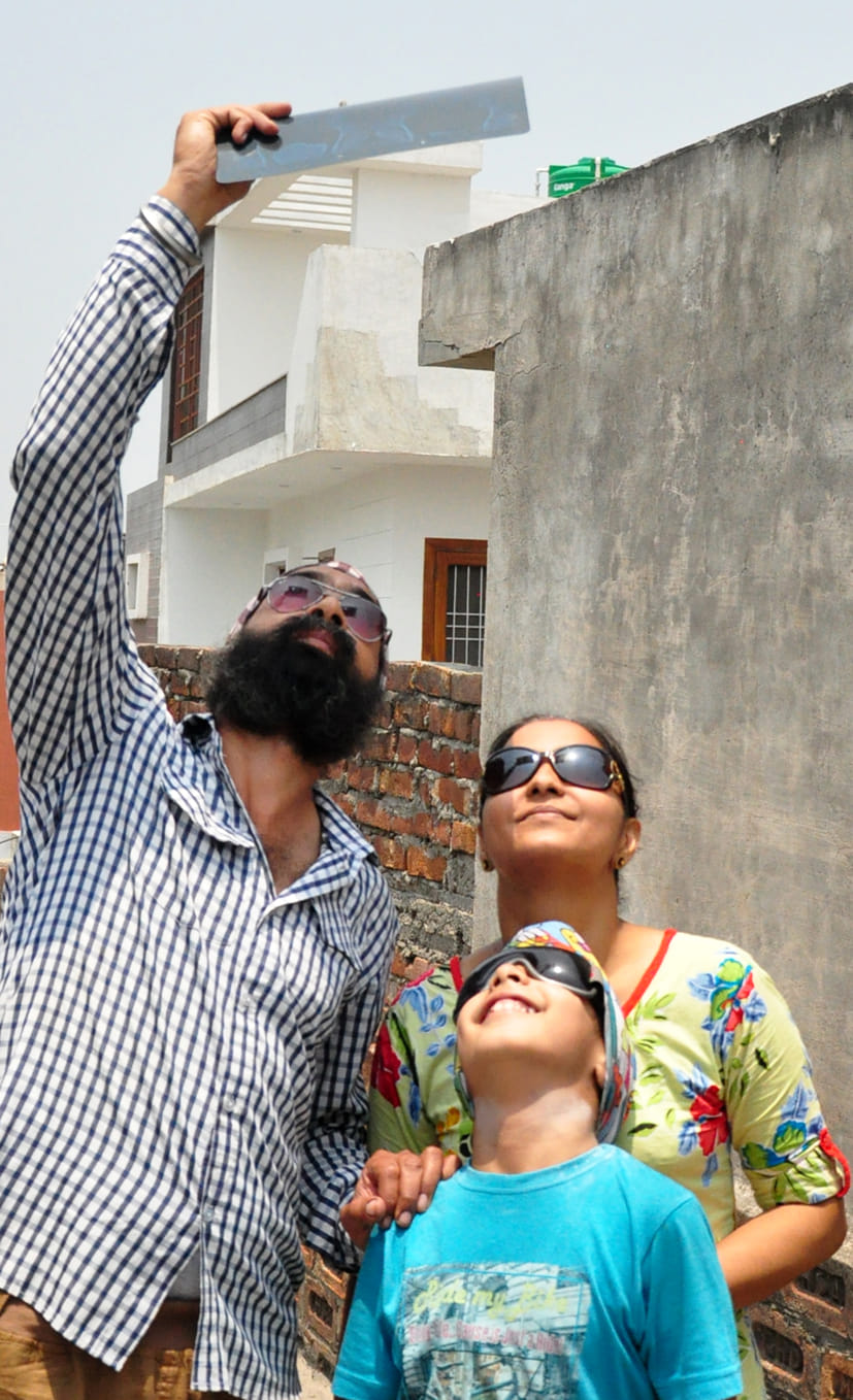 सहारनपुर के सुभाष नगर में सूर्य ग्रहण देखता परिवार सहारनपुर के सुभाष नगर में सूर्य ग्रहण देखता परिवार