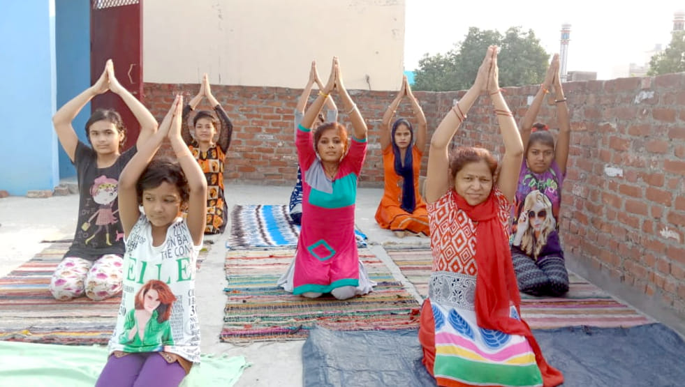 चांदपुर में अंतरराष्ट्रीय योग दिवस पर अपने मकान की छत पर योग करते महिलाएं और बच्चे। चांदपुर में अंतरराष्ट्रीय योग दिवस पर अपने मकान की छत पर योग करते महिलाएं और बच्चे।