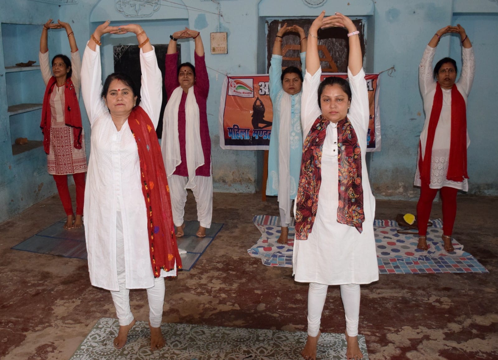 विश्व योग दिवस के अवसर पर पहाड़पुर स्थित श्री कृष्ण गो शाला में योग करती महिलाएं।