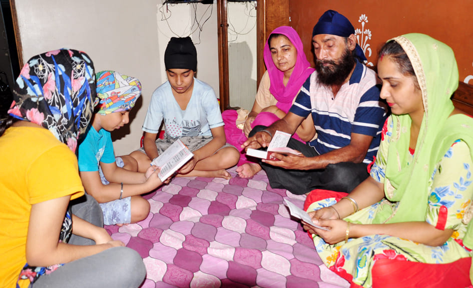 सहारनपुर में अंबाला रोड़ पर सूर्य ग्रहण व कोरोना वायरस से बचाओ को लेकर पाठ करते सिक्ख परिवार सहारनपुर में अंबाला रोड़ पर सूर्य ग्रहण व कोरोना वायरस से बचाओ को लेकर पाठ करते सिक्ख परिवार