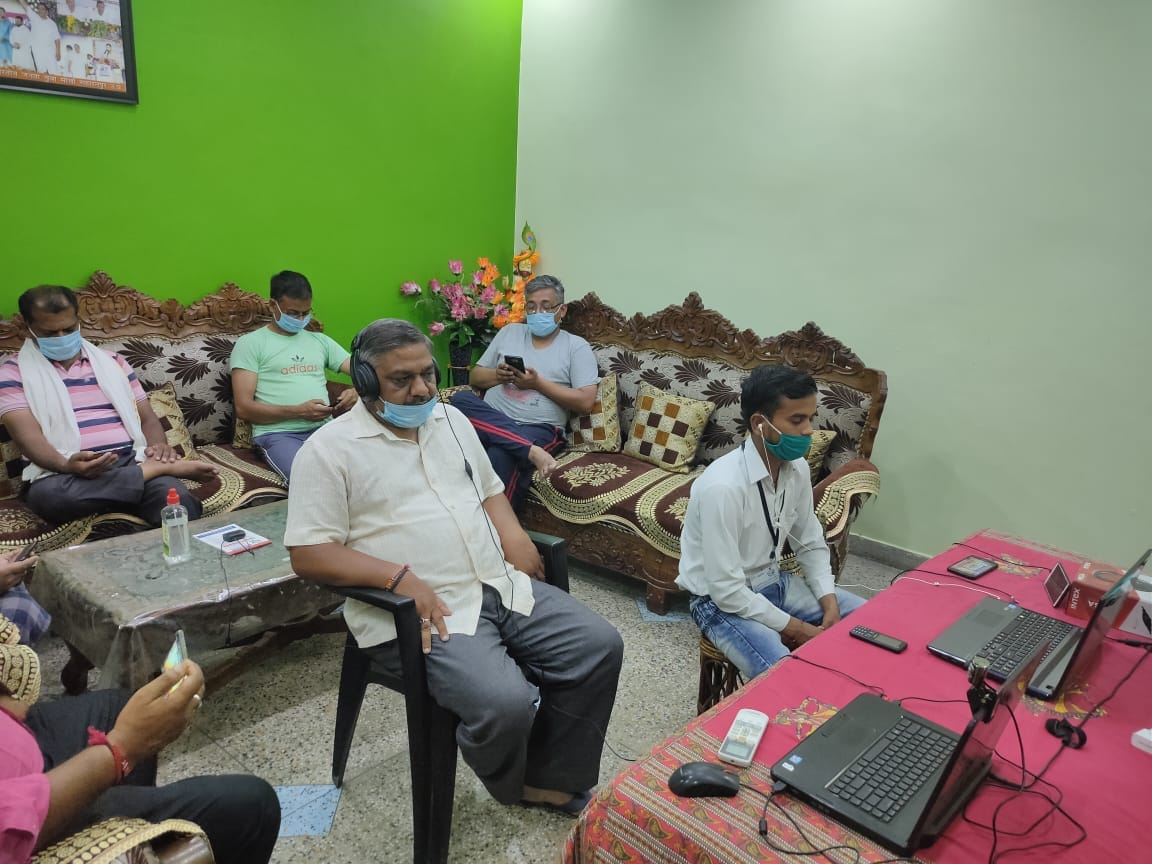 भाजपा की वर्चुअल रैली में राष्ट्रीय अध्यक्ष जेपी नड्डा के संबोधन को सुनते महानगर के पदाधिकारी।