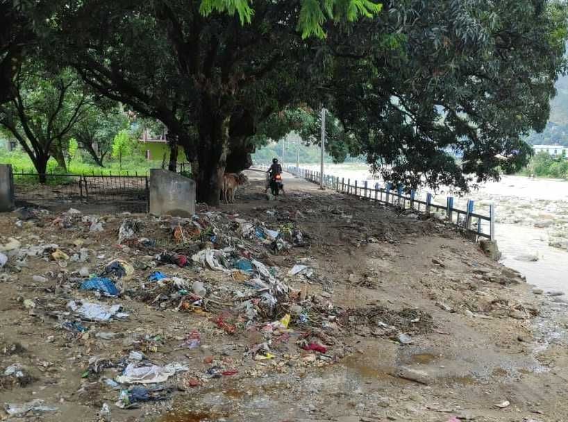 बागेश्वर के विकास भवन रोड पर बारिश के दौरान आया मलबा। संवाद न्यूज एजेंसी बागेश्वर के विकास भवन रोड पर बारिश के दौरान आया मलबा। संवाद न्यूज एजेंसी