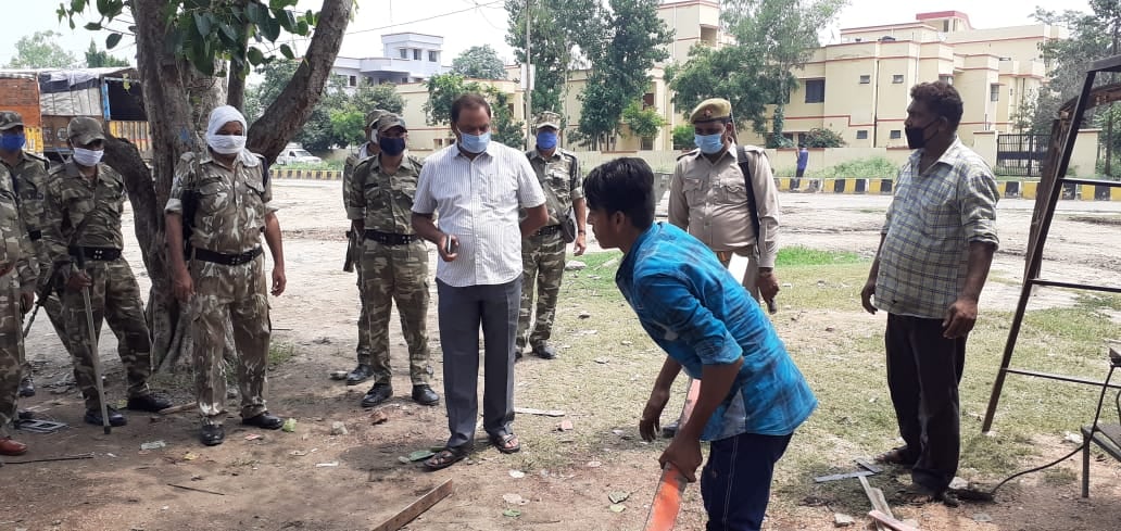 देवीकुंड मार्ग पर रहमान बॉडी मेकर के यहां छापामारी करते एसडीएम देवेंद्र पांडेय देवीकुंड मार्ग पर रहमान बॉडी मेकर के यहां छापामारी करते एसडीएम देवेंद्र पांडेय