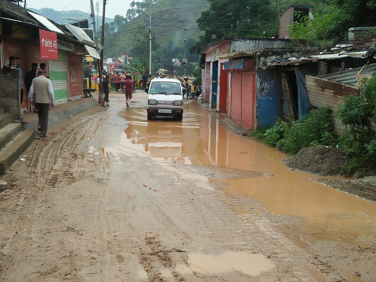 बागेश्वर के नदीगांव जाने वाली रोड पर हुआ जलभराव। संवाद न्यूज एजेंसी बागेश्वर के नदीगांव जाने वाली रोड पर हुआ जलभराव। संवाद न्यूज एजेंसी