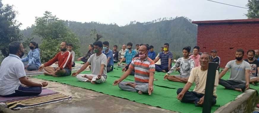 बागेश्वर में योगाभ्यास करते लोग। संवाद न्यूज एजेंसी बागेश्वर में योगाभ्यास करते लोग। संवाद न्यूज एजेंसी
