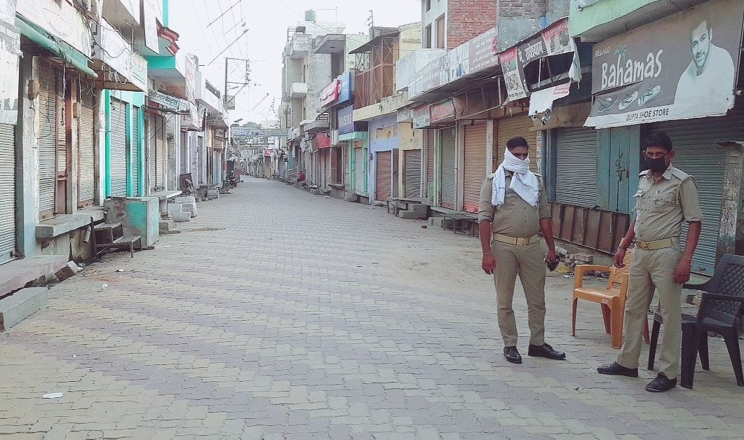 मीरापुर में बाजार में मौजूद पुलिस। मीरापुर में बाजार में मौजूद पुलिस।