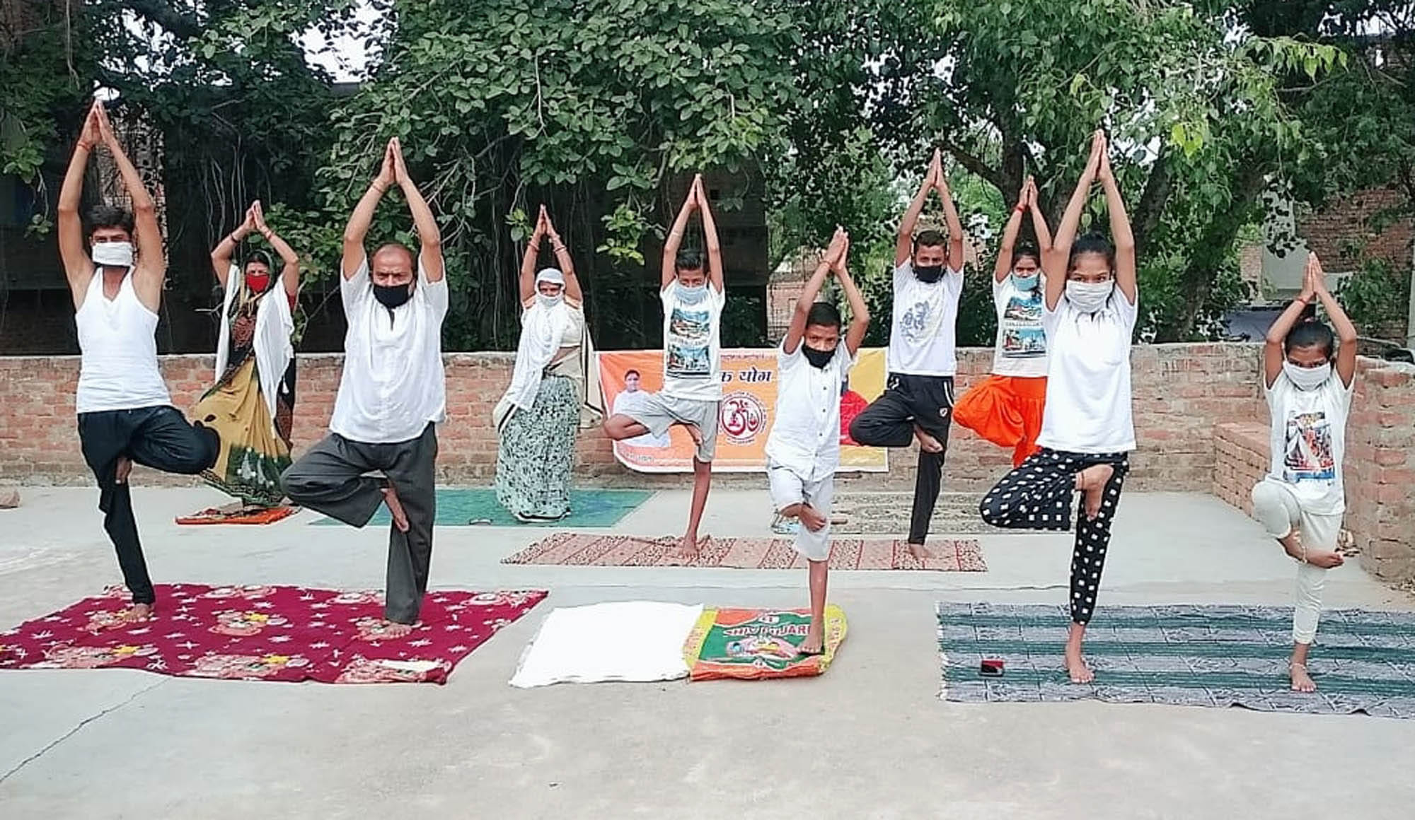 शहर के पुराना बेतवा मोहल्ले में घर में योग करते लोग। शहर के पुराना बेतवा मोहल्ले में घर में योग करते लोग।