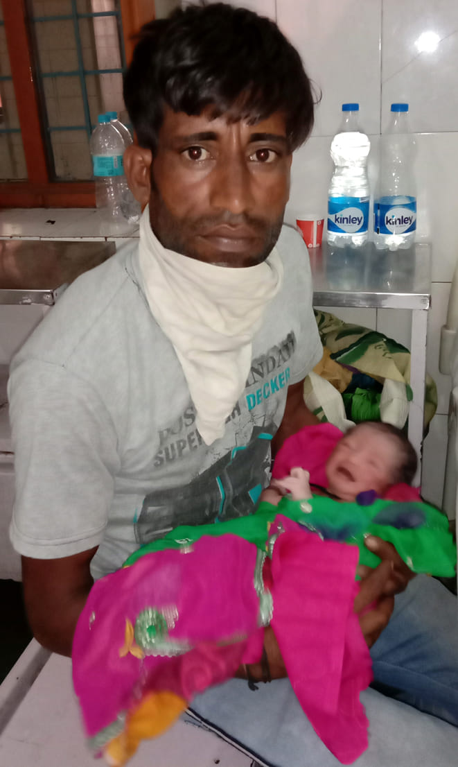 नवजात बेटे के साथ राजू