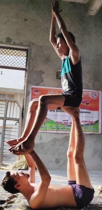 नेहरु युवा केंद्र के कार्यकर्ता योग करते हुए। नेहरु युवा केंद्र के कार्यकर्ता योग करते हुए।