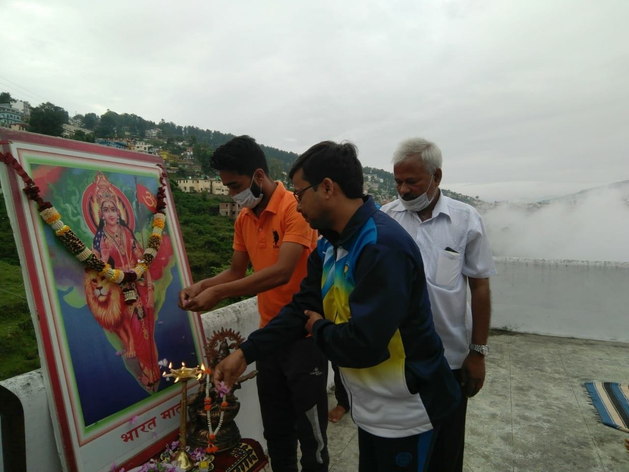 एसएसजे परिसर अल्मोड़ा में योग कार्यक्रम का शुभारंभ करते परिसर निदेशक प्रो. जगत सिंह बिष्ट, योग वि
