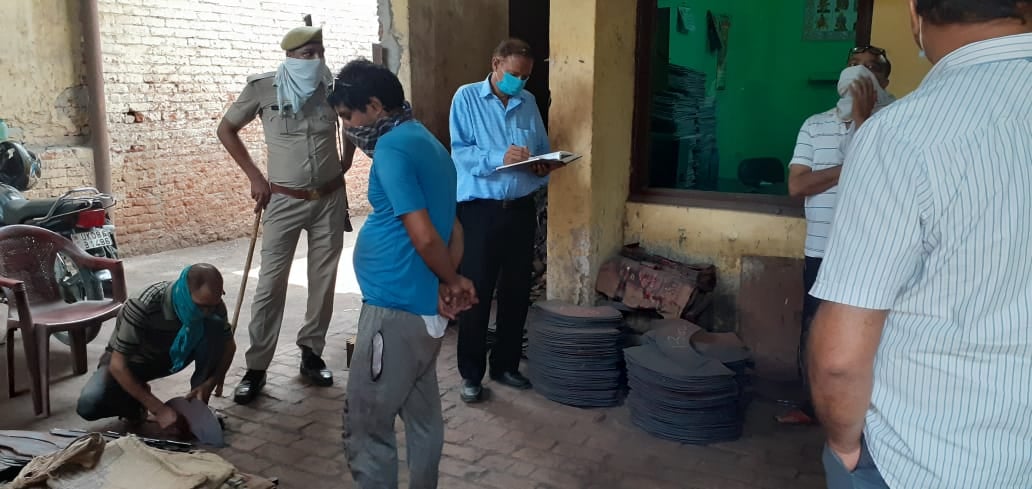 इंडिस्ट्रयल एरिया में छापामारी करते एसडीएम देवेंद्र कुमार पांडेय इंडिस्ट्रयल एरिया में छापामारी करते एसडीएम देवेंद्र कुमार पांडेय