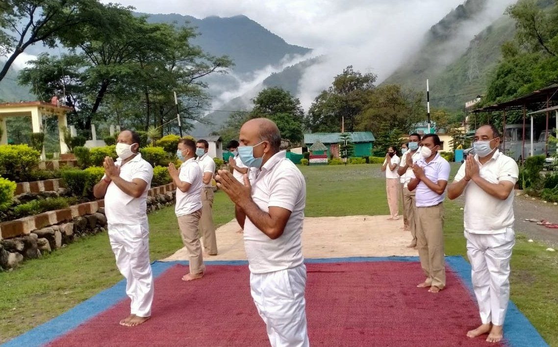 धारचूला में एसएसबी के जवानों ने योगाभ्यास किया। संवाद न्यूज एजेंसी धारचूला में एसएसबी के जवानों ने योगाभ्यास किया। संवाद न्यूज एजेंसी