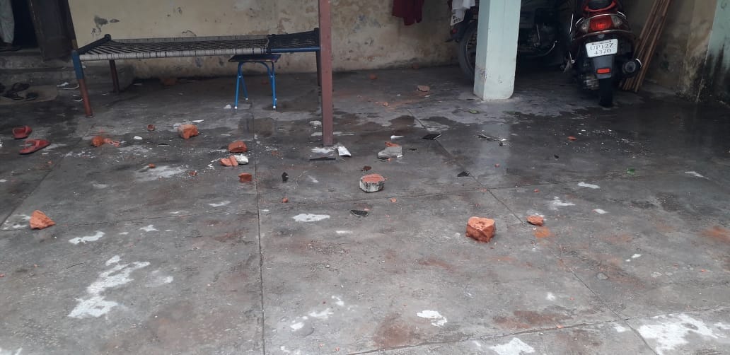 रेलवे कॉलोनी में आवास पर किया गया पथराव रेलवे कॉलोनी में आवास पर किया गया पथराव