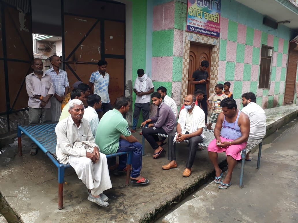 सहारनपुर: सहारनपुर जिले में सरसावा क्षेत्र  के गांव शाहजहांपुर में मृतक दंपति के घर शोकाकुल परिज?