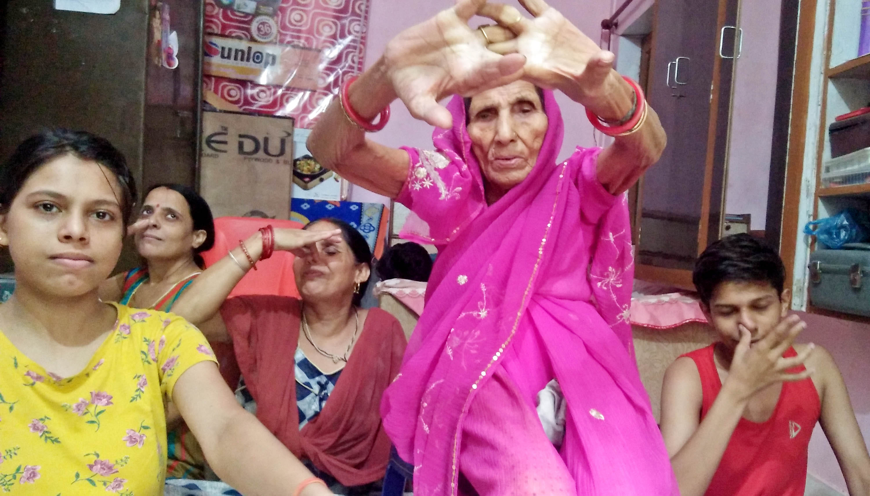 परिवार के साथ योग करती वृद्घ महिला कैलाशवती। परिवार के साथ योग करती वृद्घ महिला कैलाशवती।
