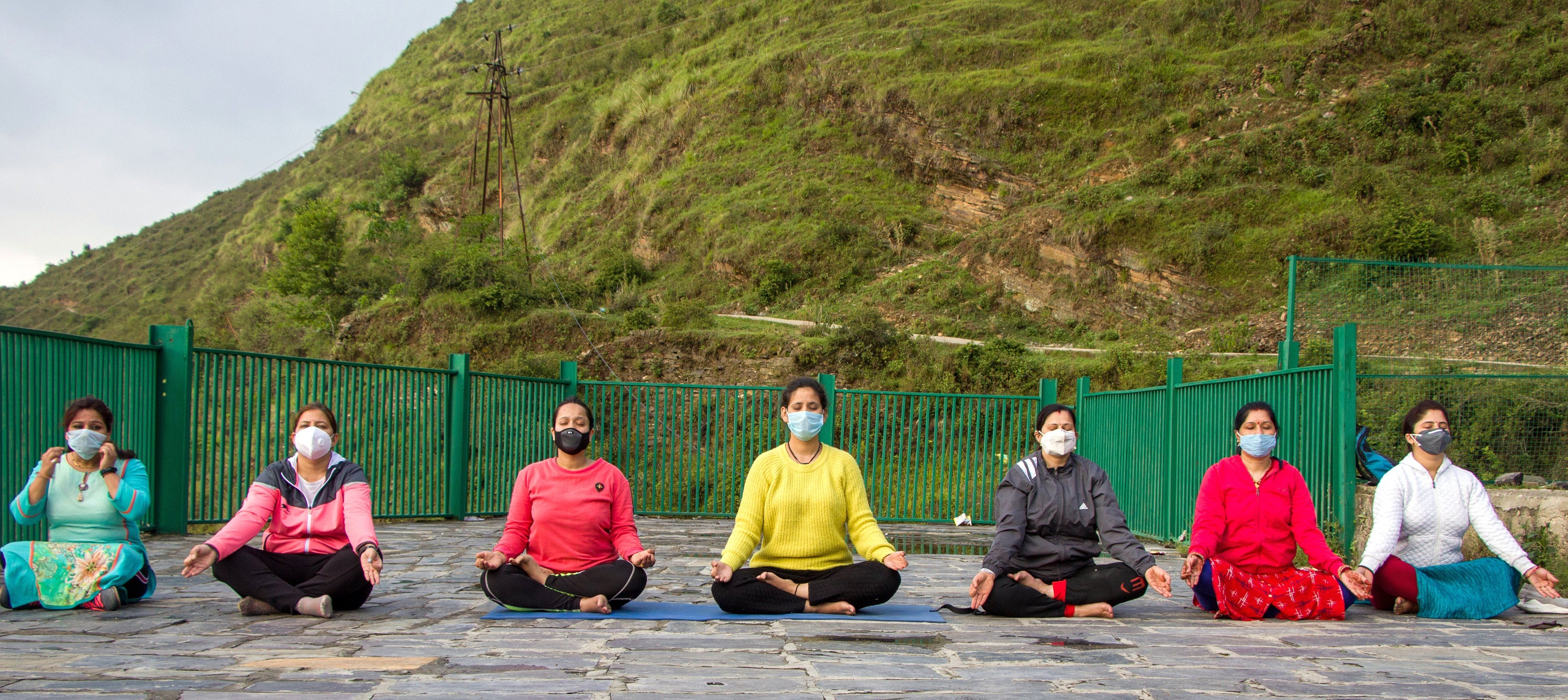 पिथौरागढ़ के चंडाक क्षेत्र में महिलाओं ने सामाजिक दूरी और मॉस्क पहनकर अंतरराष्ट्रीय योग दिवस पर पिथौरागढ़ के चंडाक क्षेत्र में महिलाओं ने सामाजिक दूरी और मॉस्क पहनकर अंतरराष्ट्रीय योग दिवस पर