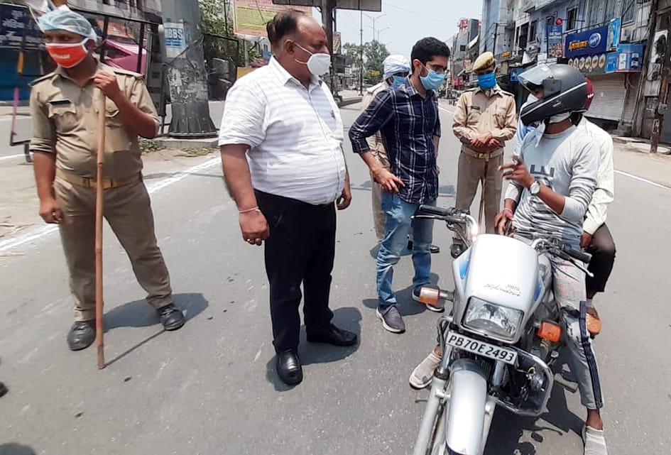सहारनपुर में महालॉकडाउन के दौरान आने जाने वाले वाहनो की चेकिंग करते सिटी मजिस्ट्रेट सहारनपुर में महालॉकडाउन के दौरान आने जाने वाले वाहनो की चेकिंग करते सिटी मजिस्ट्रेट