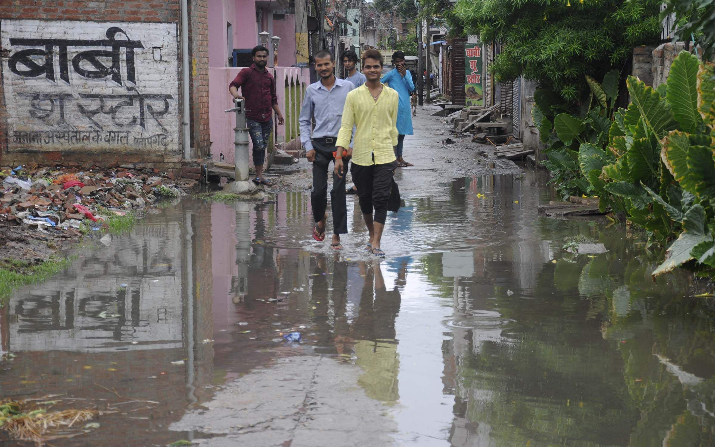 the raining became in pratapgarh slowly slowly the raining became in pratapgarh slowly slowly