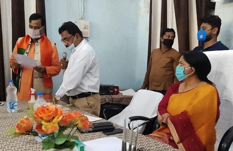 फोटो- 23- शाहाबाद में विधायक रजनी तिवारी की मौजूदगी में नामित सभासद को शपथ दिलाते एसडीएम अतुल प्रका फोटो- 23- शाहाबाद में विधायक रजनी तिवारी की मौजूदगी में नामित सभासद को शपथ दिलाते एसडीएम अतुल प्रका