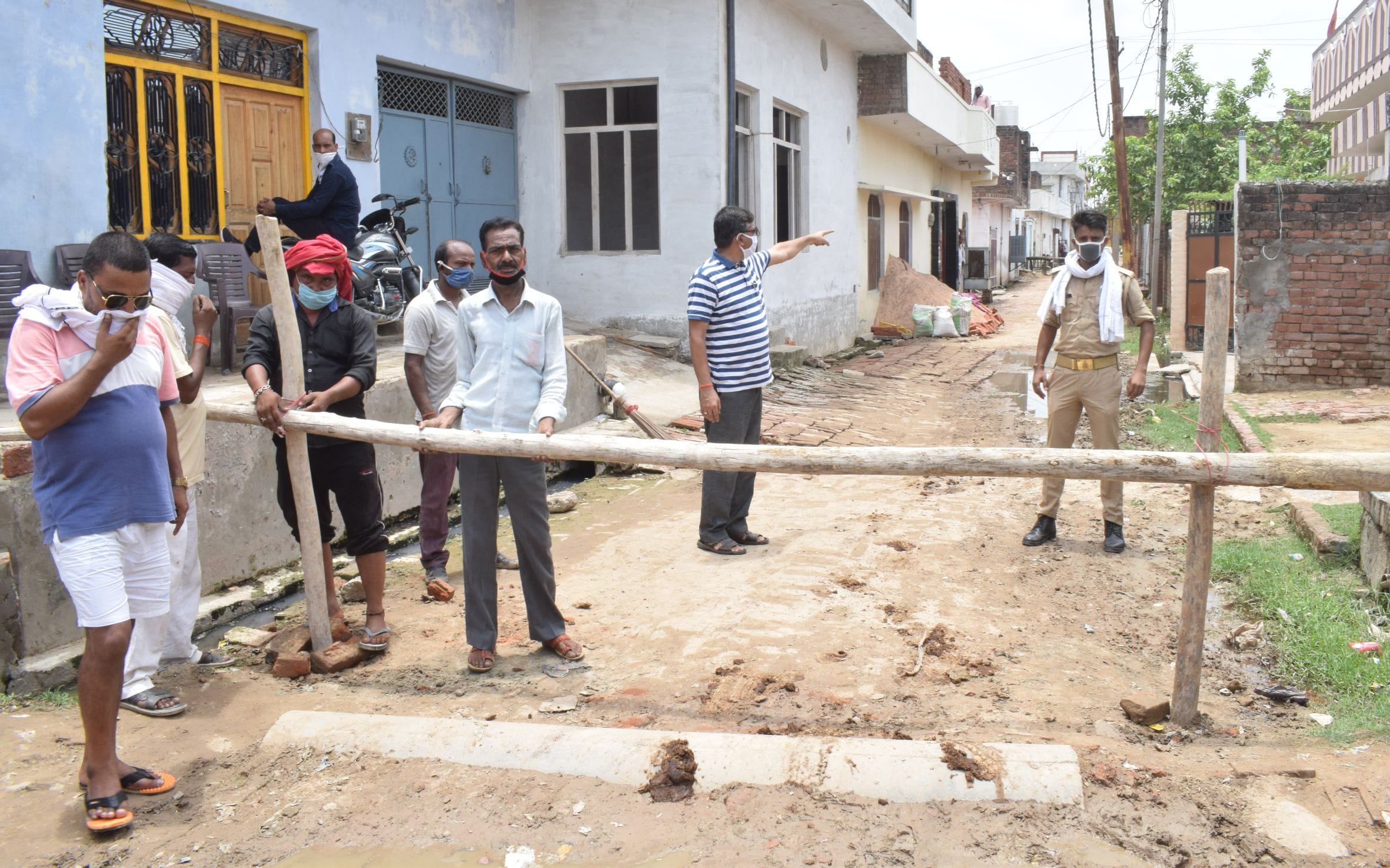 फोटो-6- आजादनगर में की गई बेरिकेटिंग और मौजूद लोग व पुलिस। संवाद