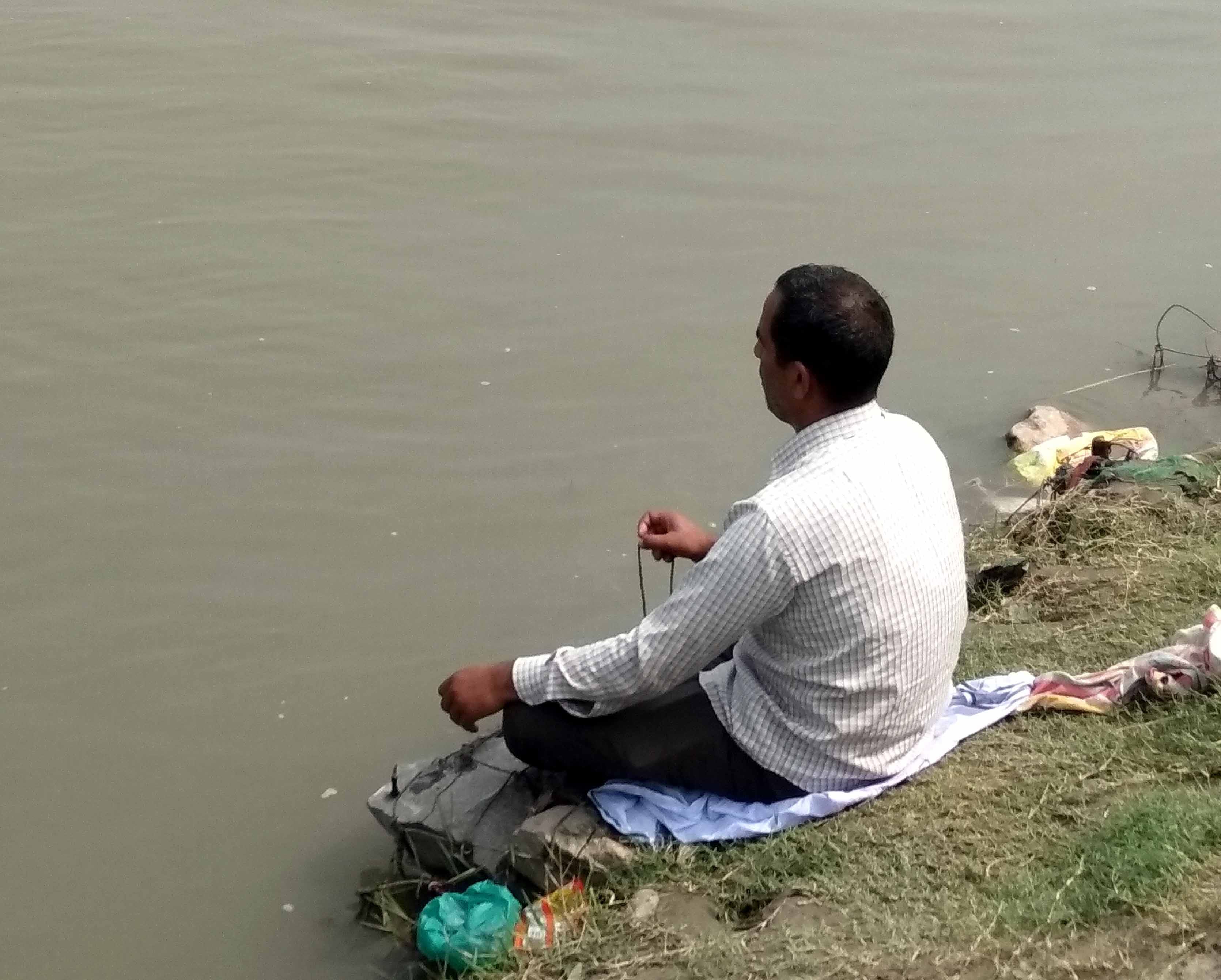 अमावस्या पर कैराना यमुना नदी किनारे पुजा करता श्रद्घालू अमावस्या पर कैराना यमुना नदी किनारे पुजा करता श्रद्घालू