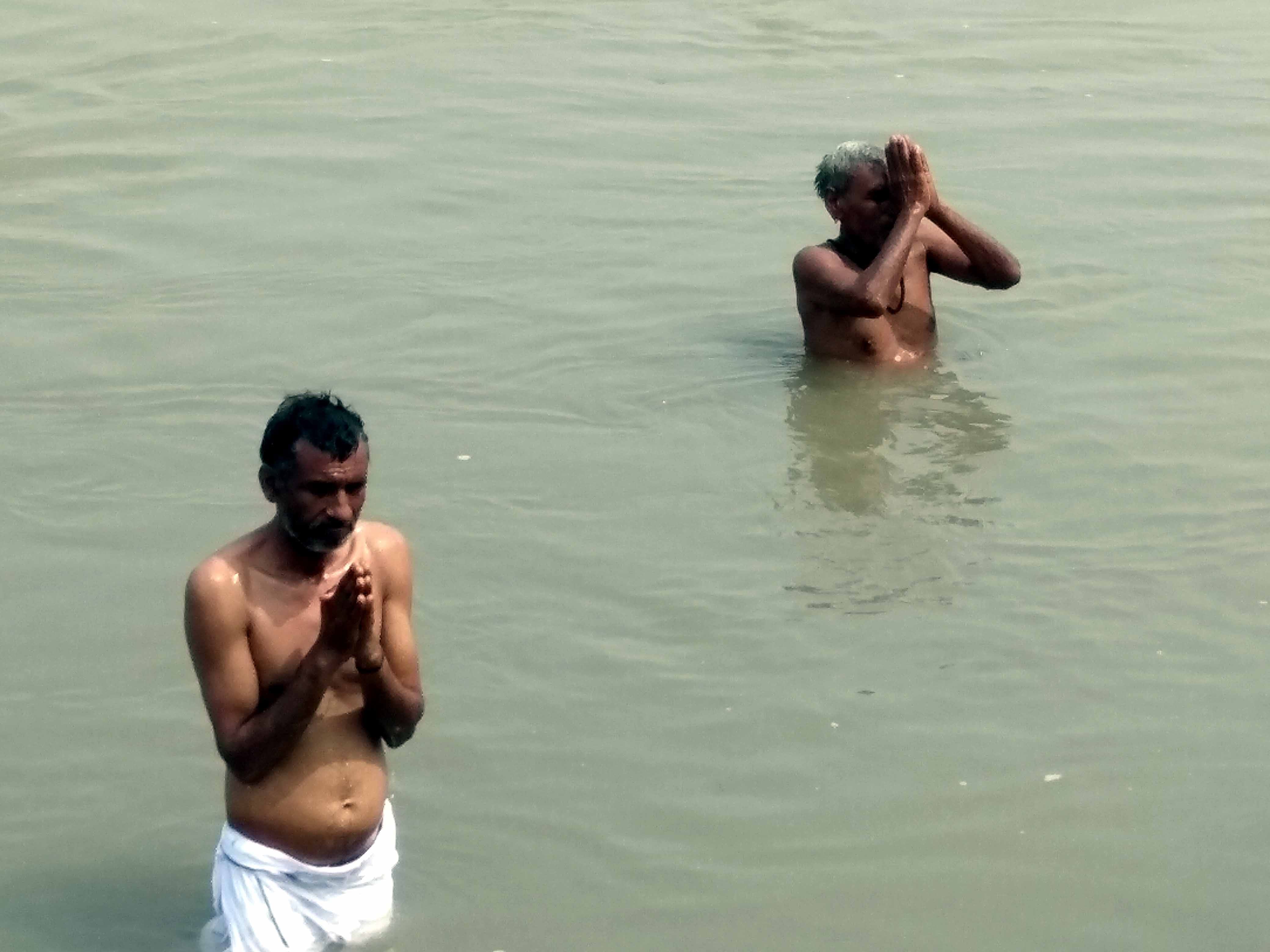 कैराना में यमुना नदी में स्नान के दौरान सूर्य का आर्ध्य अर्पण करते श्रद्घालू कैराना में यमुना नदी में स्नान के दौरान सूर्य का आर्ध्य अर्पण करते श्रद्घालू