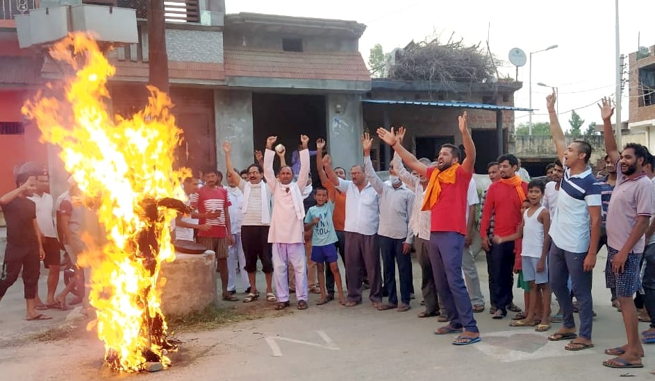 बिजनौर के कस्बा झालू में चीन का पुतला फूंकते विहिप व बजरंग दल के कार्यकर्ता। बिजनौर के कस्बा झालू में चीन का पुतला फूंकते विहिप व बजरंग दल के कार्यकर्ता।