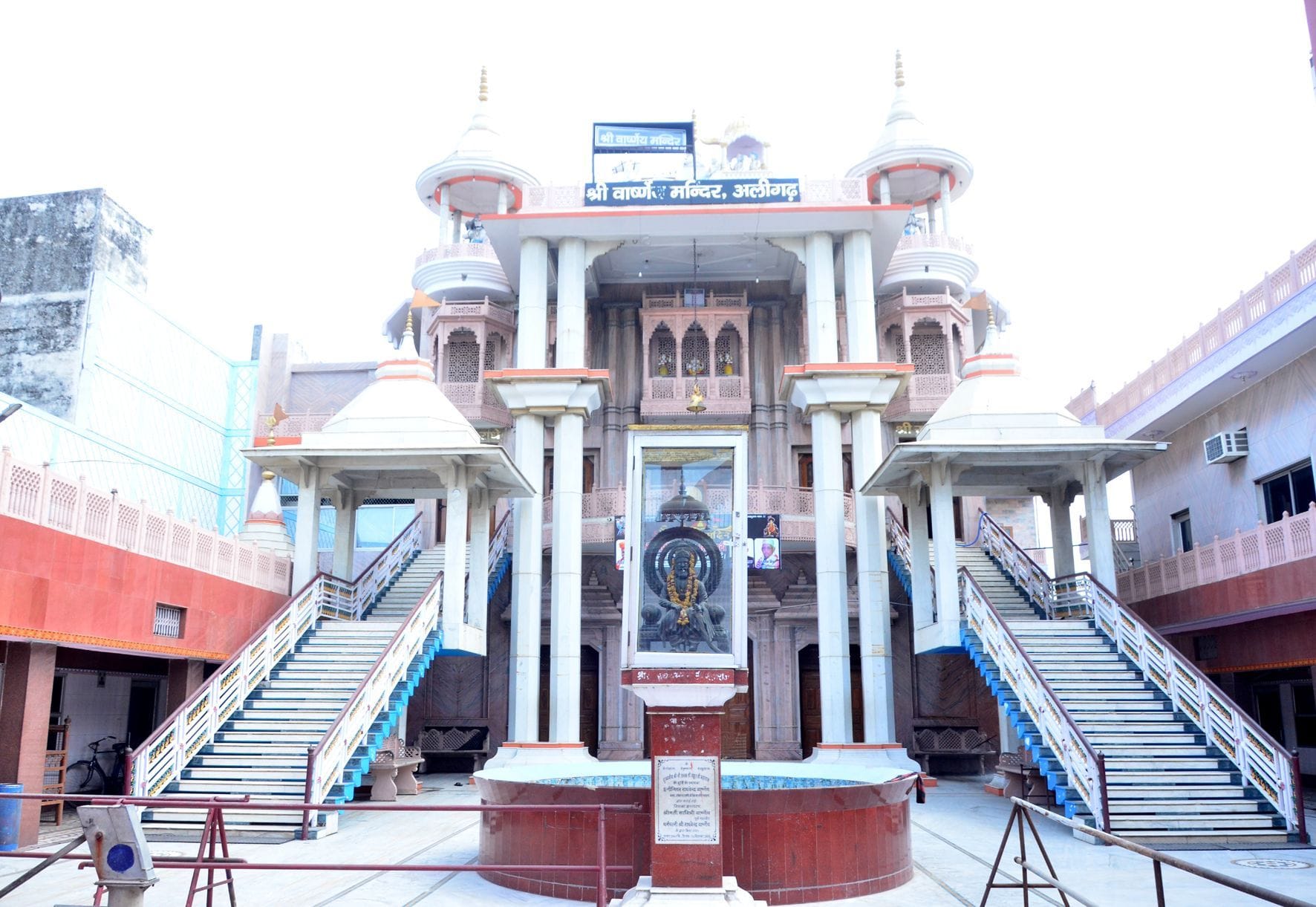 सूर्य ग्रहण के दौरान बंद वार्ष्णेय मंदिर।