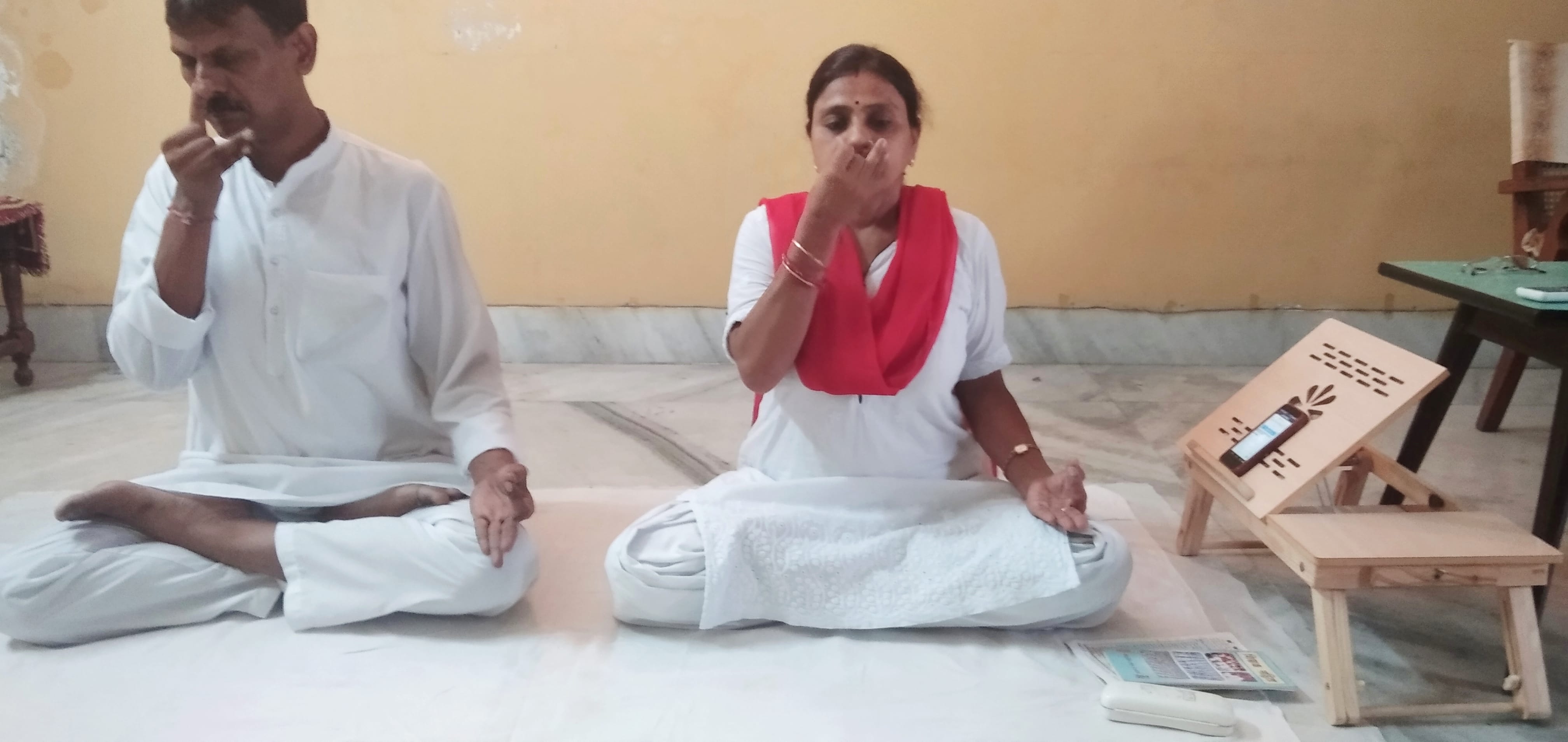 शामली में अंतरराष्ट्रीय योग दिवस पर मोहल्ला शिवगंज मंडी में योगाभ्यास करते पति पत्नी