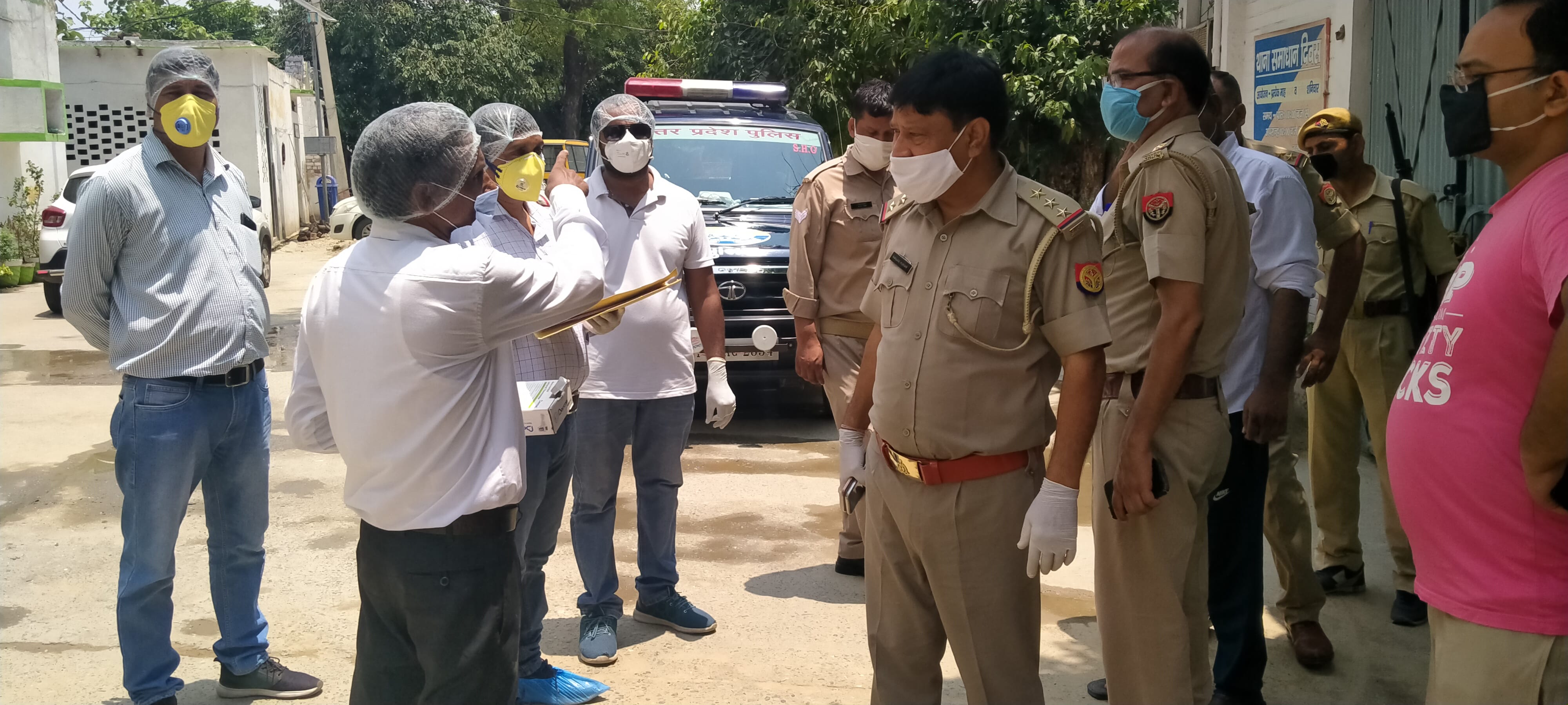 धामपुर थाने में पुलिस अधिकारियों को सुझाव देती स्वास्थ्य टीम।