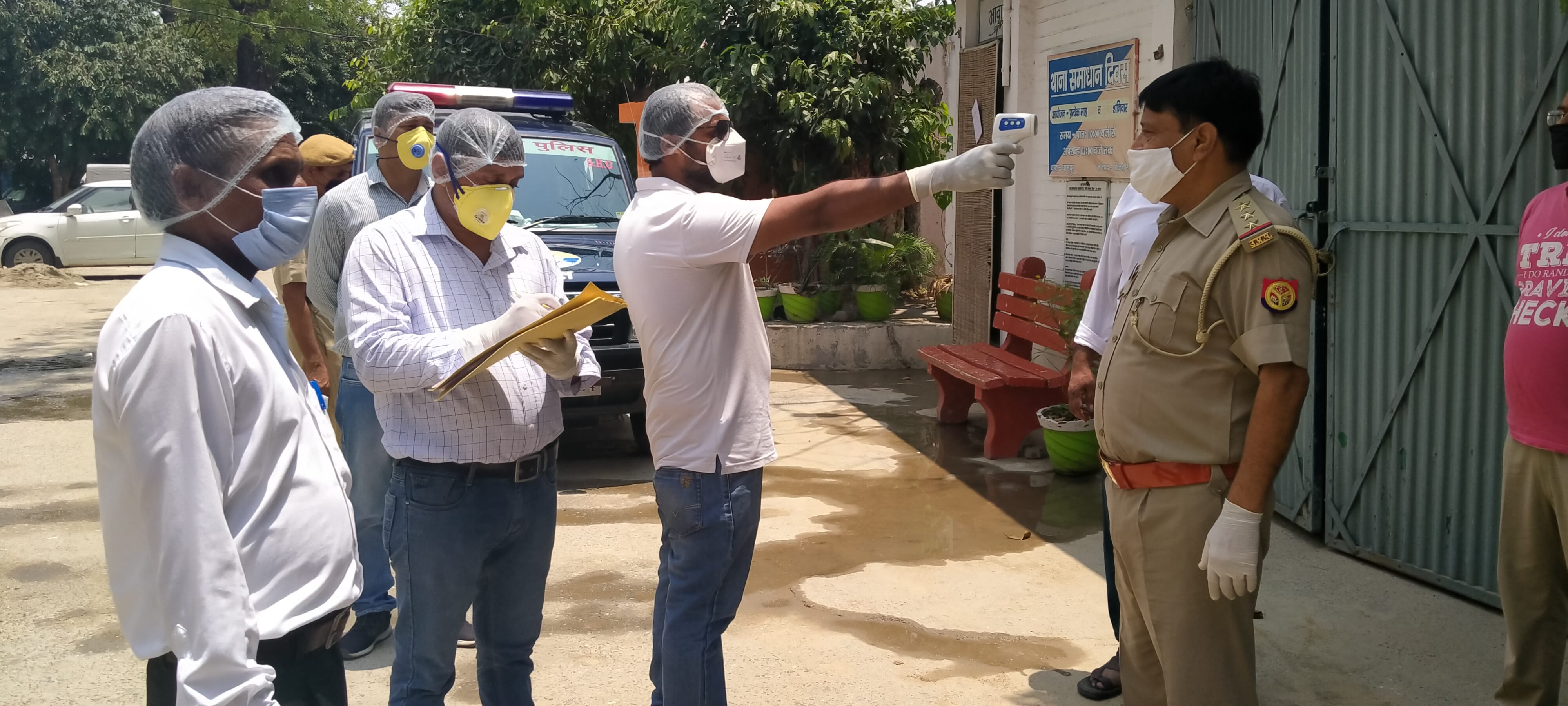 धामपुर थाने में पुलिस अधिकारियों और कर्मचारियों का परीक्षण करती  स्वास्थ्य  विभाग की टीम।