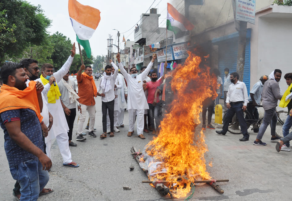 पेपर मिल रोड़ चीन की शव यात्रा निकाल कर जलाते गुर्जर आर्मी के पदाधिकारी पेपर मिल रोड़ चीन की शव यात्रा निकाल कर जलाते गुर्जर आर्मी के पदाधिकारी