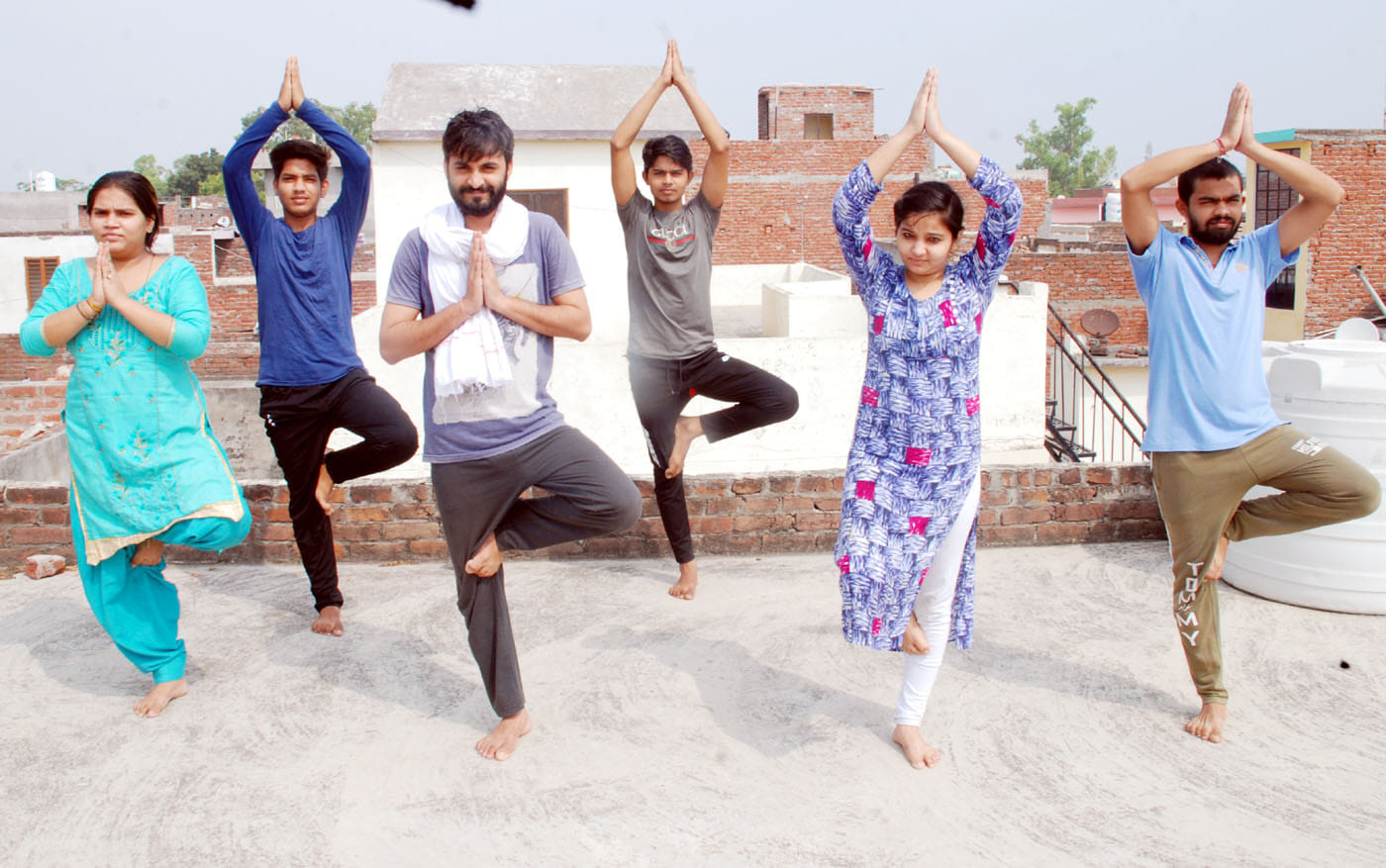 शामली मोहल्ला रेलपार में अपने घर पर अंतरराष्ट्रीय योग दिवस पर योगाभ्यास करते युवक युवती वह महिल?