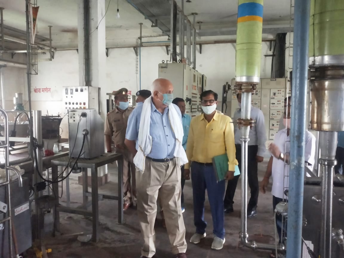 लेदौरा में दुग्ध उत्पादन प्लांट का निरीक्षण करते कृषि मंत्री सूर्य प्रताप शाही। लेदौरा में दुग्ध उत्पादन प्लांट का निरीक्षण करते कृषि मंत्री सूर्य प्रताप शाही।