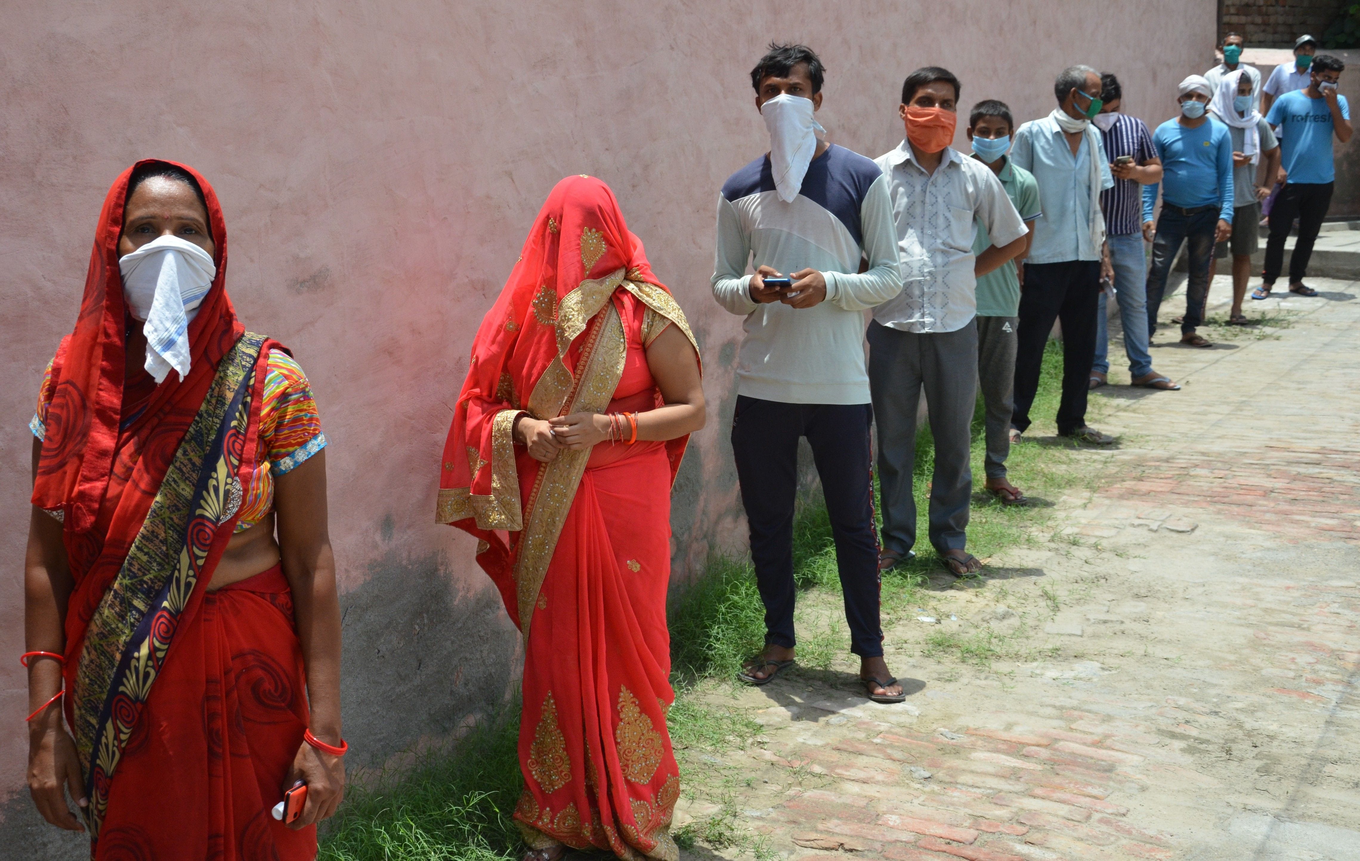 कोरोना जांच के लिए सैंपल देने पहुंचे मजदूरों के परिजन।