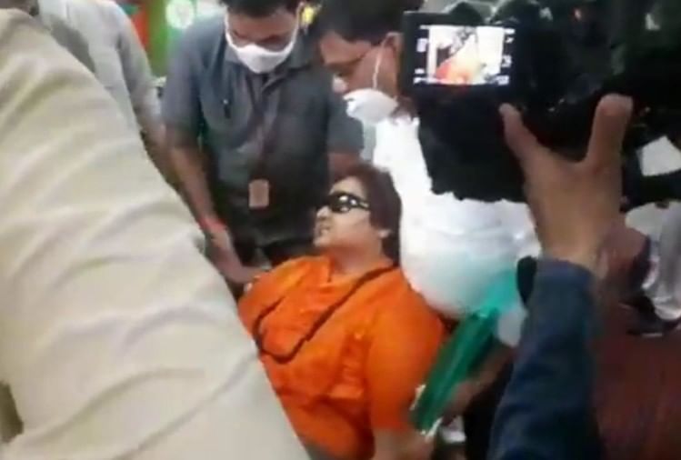 साध्वी प्रज्ञा सिंह ठाकुर भोपाल में बेहोश होकर गिर गईं