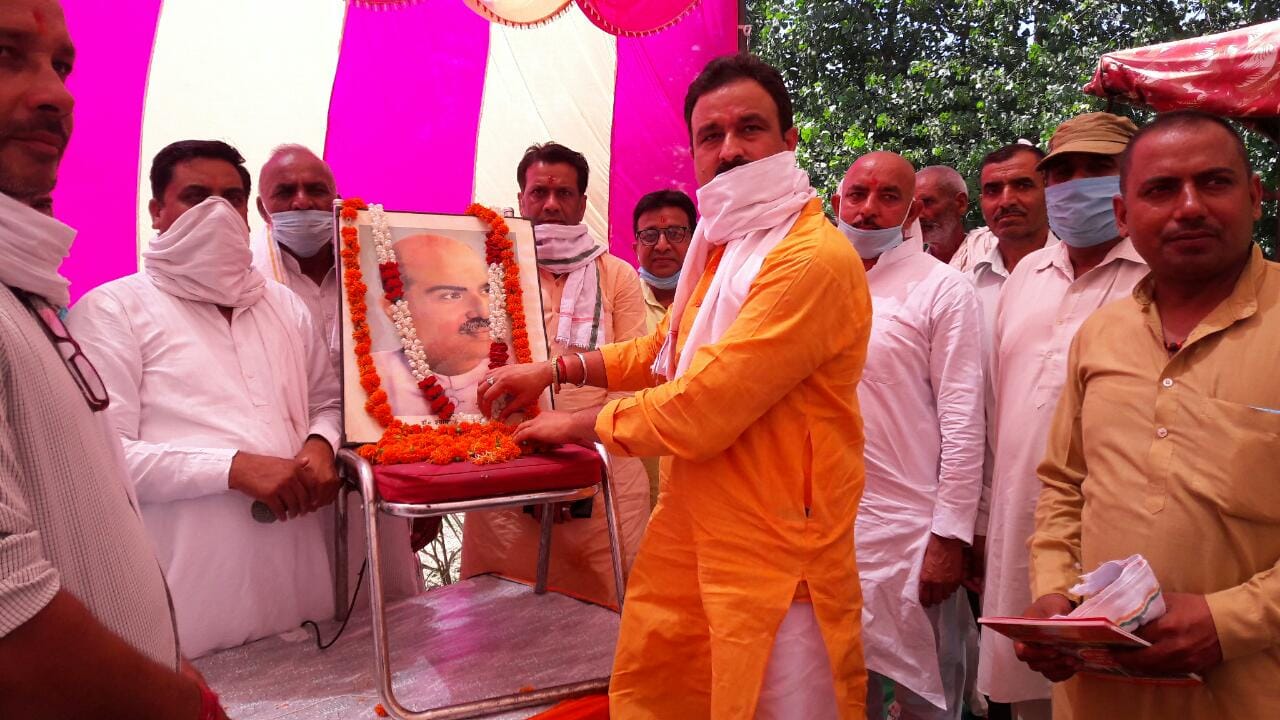 रामपुर मनिहारान में डा श्यामा प्रसाद मुखर्जी के चित्र पर पुष्प अर्पित करते भाजपाई।
