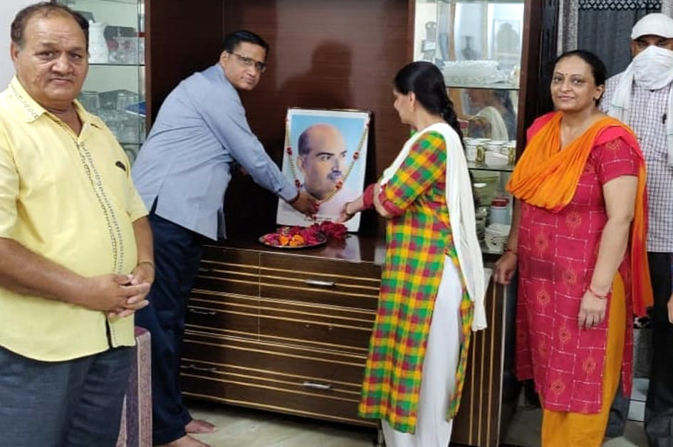 अपने निवास पर डॉ.श्यामाप्रसाद मुखर्जी के चित्र पर पुष्पांजलि अर्पित कर श्रद्वांजलि अर्पित करते 