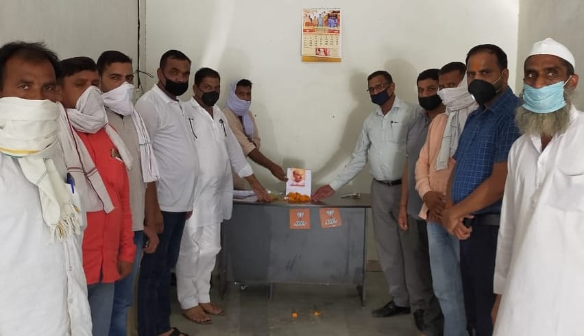बेहट में डॉ. श्यामा प्रसाद मुखर्जी के चित्र पर श्रद्धा सुमन अर्पित करते भाजपाई।