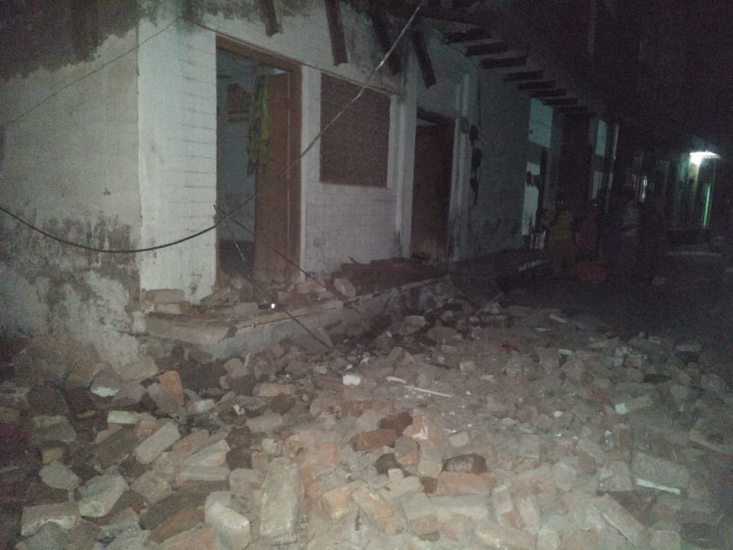 छज्जा गिरने से बिखरा पड़ा मलबा छज्जा गिरने से बिखरा पड़ा मलबा