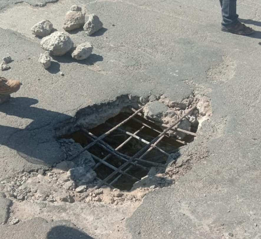 नजीबाबाद में हाइवे पर लकड़हान नदी पुल का क्षतिग्रस्त भाग।