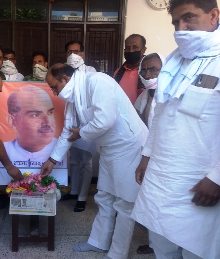 गंगोह में पंडित श्यामा प्रसाद मुखर्जी को श्रद्धांजलि देते सांसद प्रदीप चौधरी व अन्य