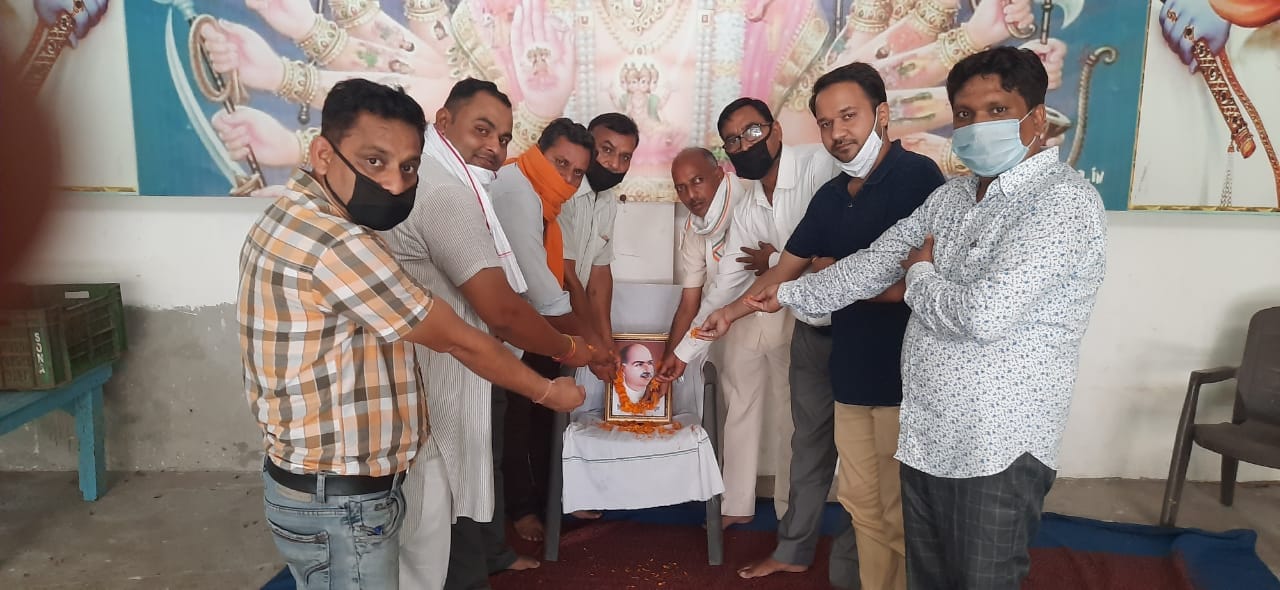 छुटमलपुर के शिव मंदिर में श्याम प्रसाद मुखर्जी के चित्र पर पुष्पाजंलि अर्पित करते भाजपाई